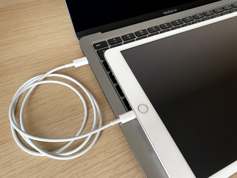 iPad and Macbook Air USB connection
